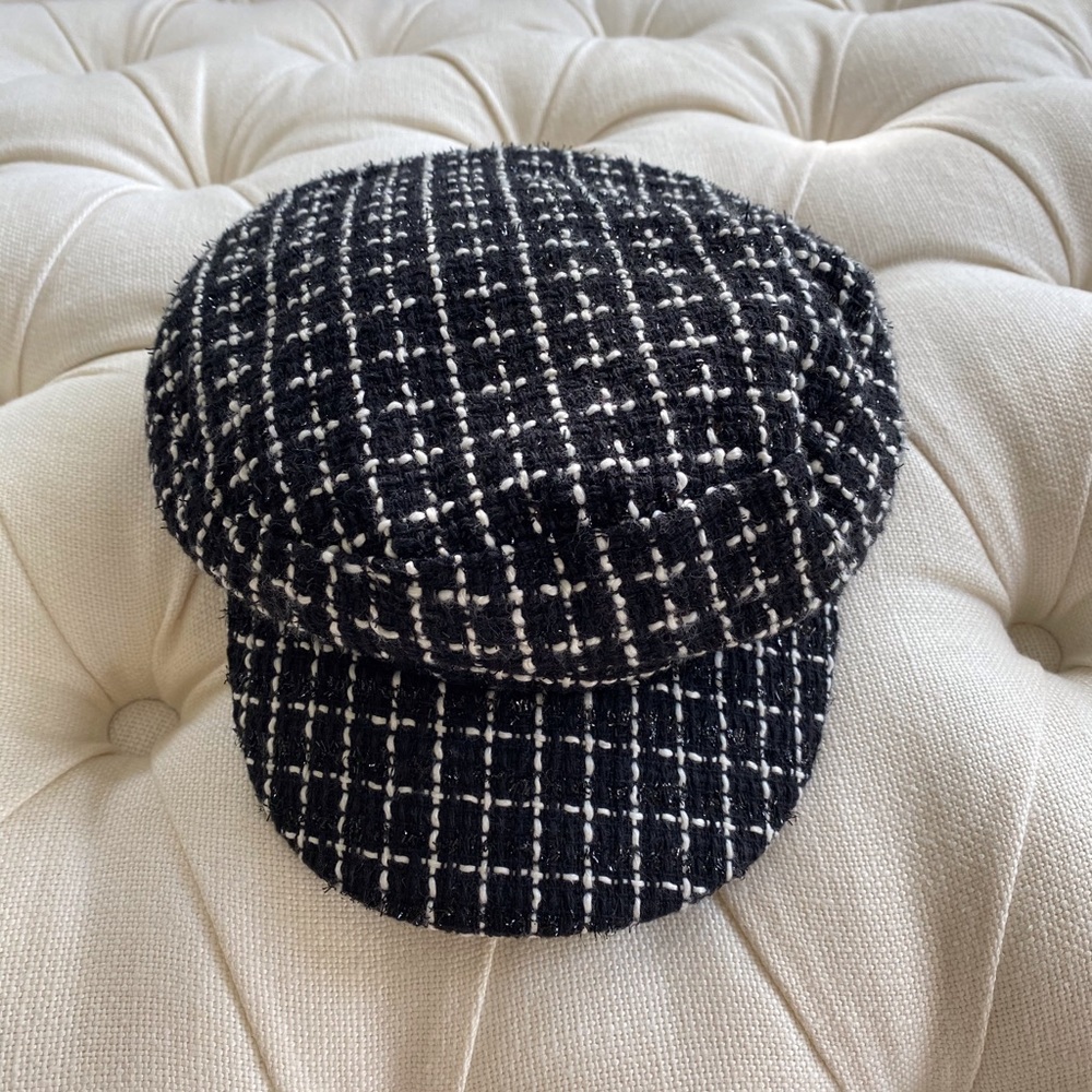Black tweed hat with stitching Stradivarius